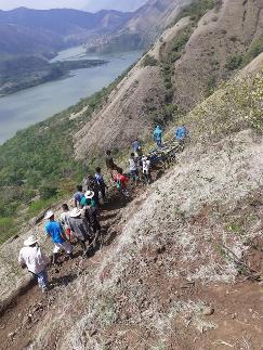 Las sierras descabezaban en el r&iacute;o. Escena del
transporte de una canoa a la hidroel&eacute;ctrica de Ituango, desde Loma del Sauce a
Barbacoas, Peque