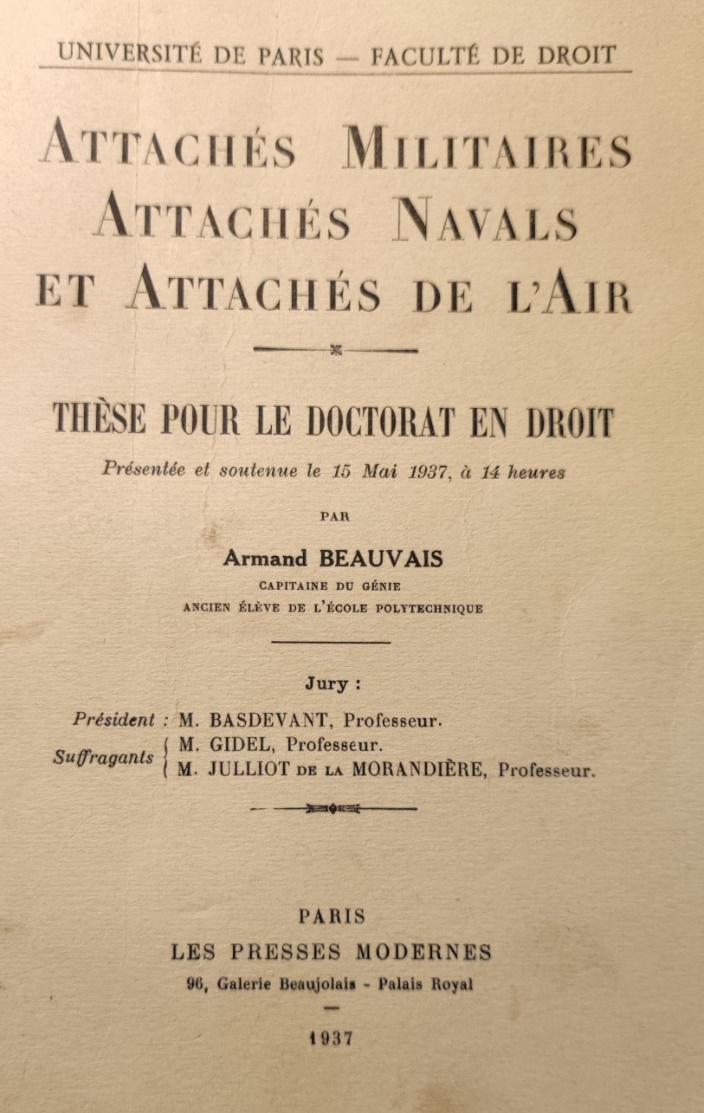 Couverture de la th&egrave;se sur les attach&eacute;s militaires