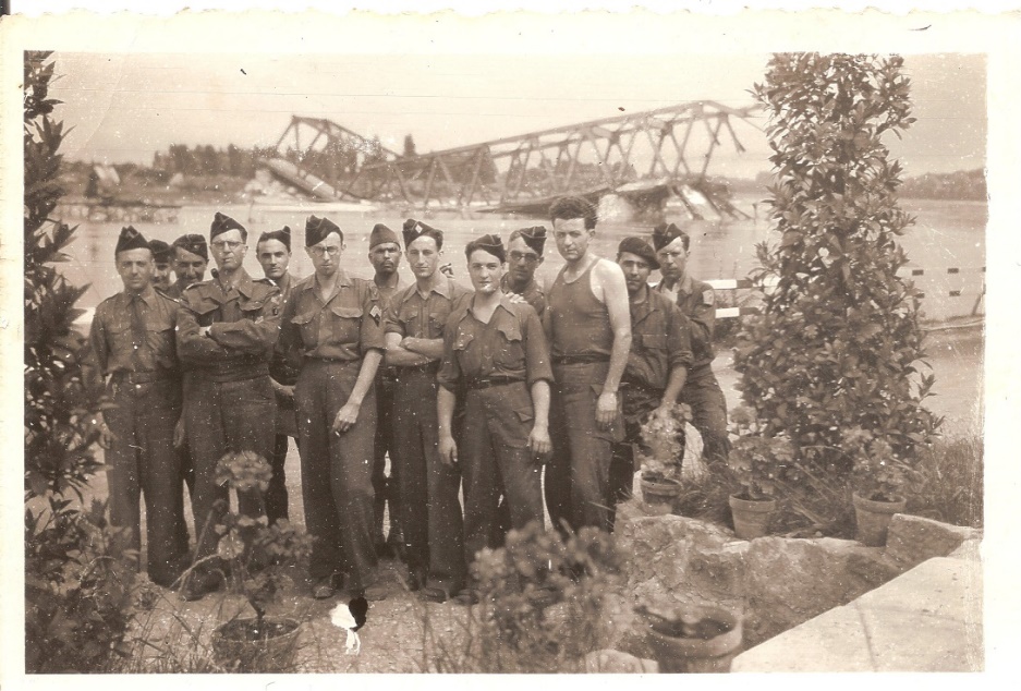 &laquo; Spire &eacute;t&eacute; 45 &raquo; inscrit au dos.
Armand Beauvais est au premier rang, 2&egrave;me en partant de la gauche
