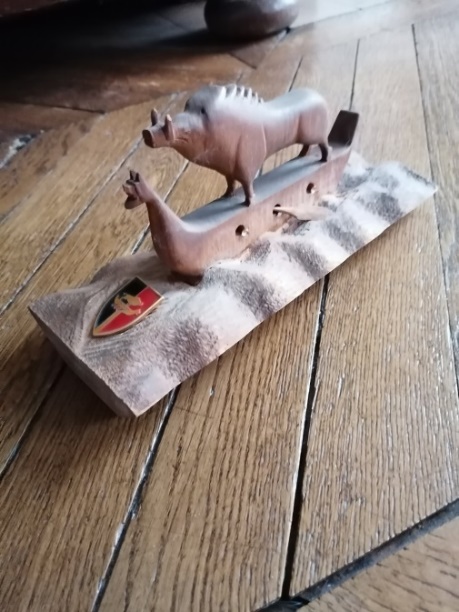 Sculpture en bois reprenant les
insignes du 211&egrave;me bataillon de ponts lourds