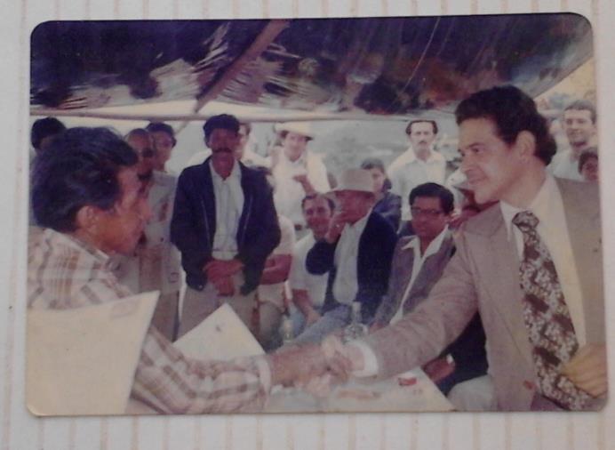 El&iacute;as Chiquito con el funcionario del INCORA,  

entrega de resoluciones de propiedad a campesinos colonos