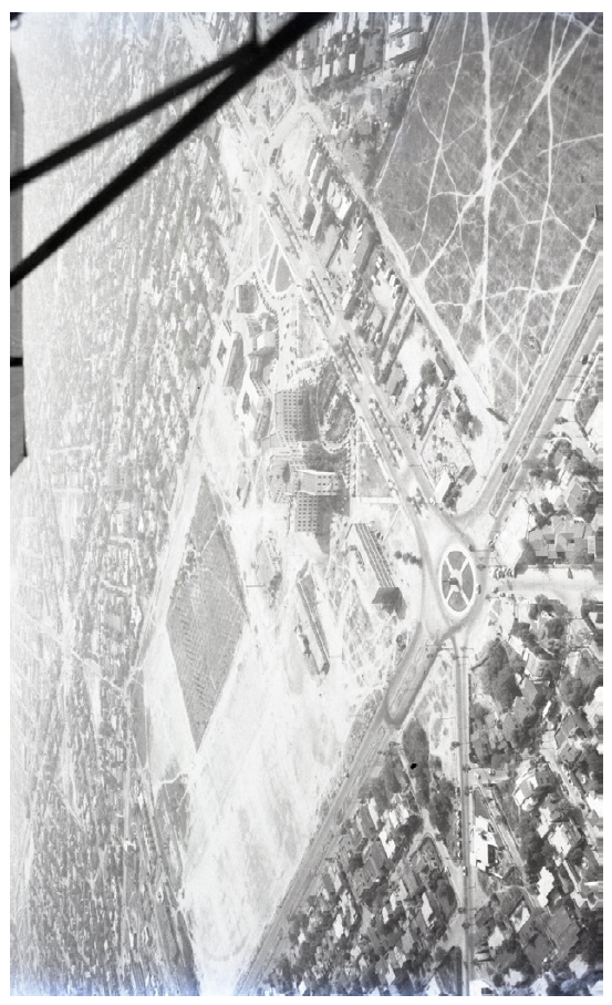 Figura 13. Primera configuración del Campus de Ciencias de la Salud, ca. 1960. De izquierda
						a derecha, los tres edificios rectores: Enfermería, Hospital Universitario y Facultad de Medicina